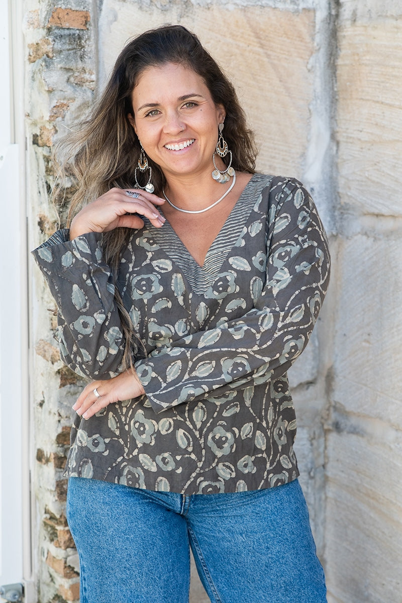 Womens, Sahana blouse, long sleeve, 100% cotton, hand block print. In natural Kassis Suri print.