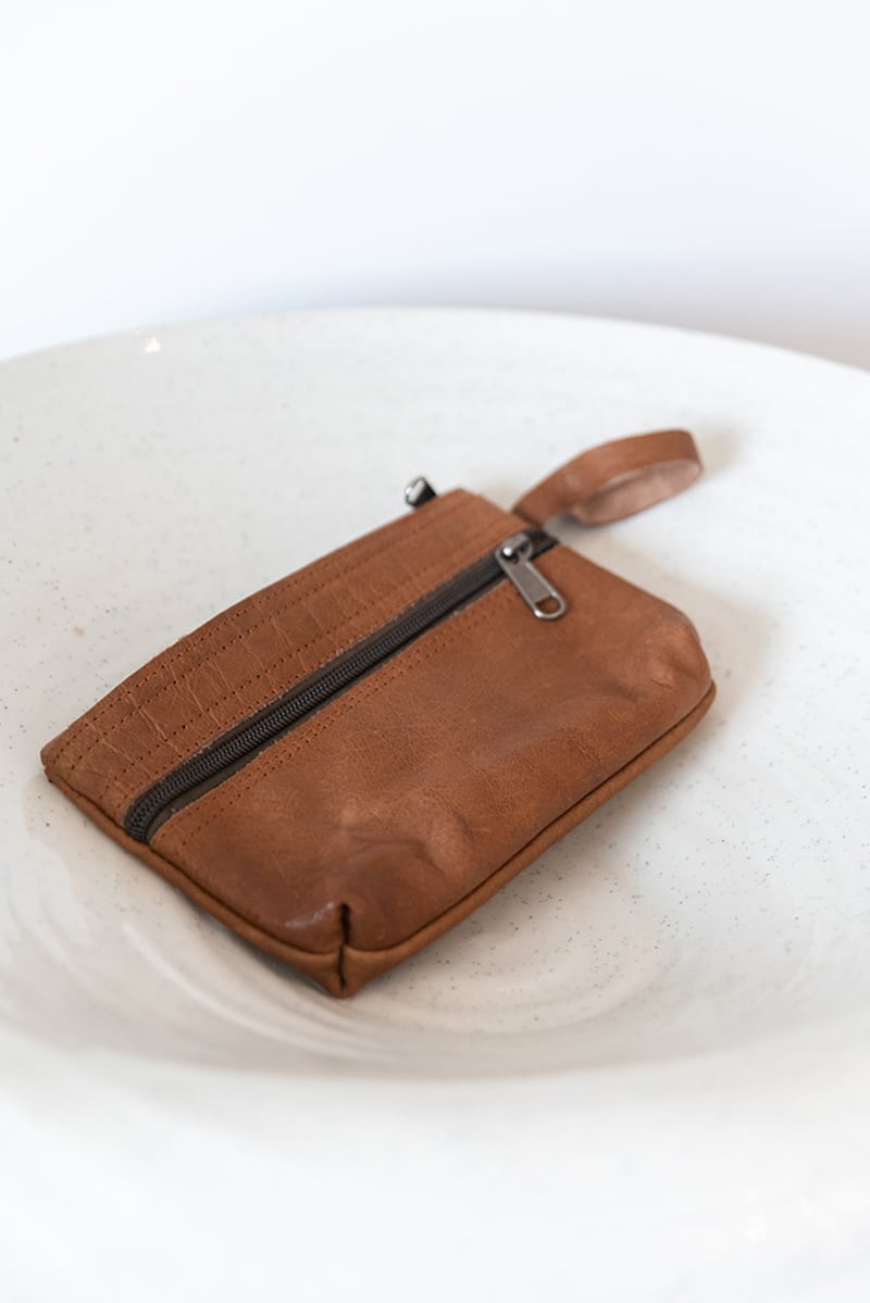 Leather purse, external zip pocket. Raw Natural Brown Leather