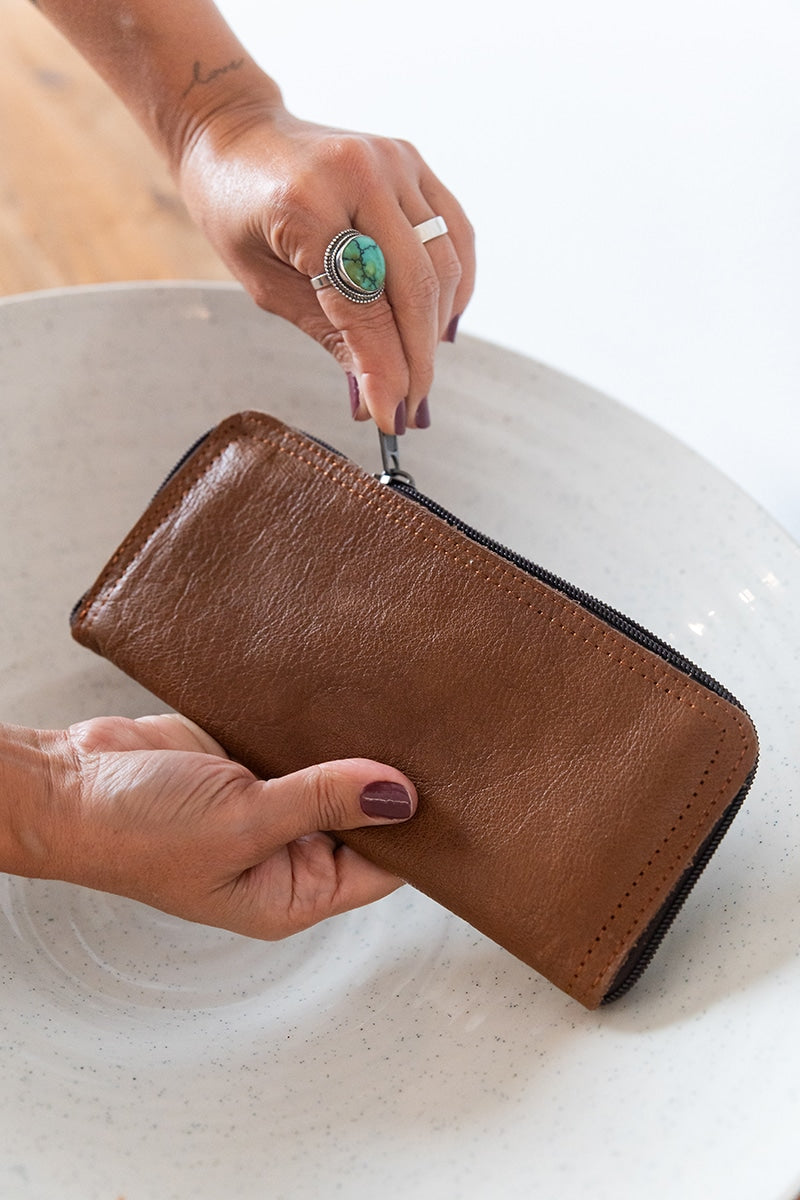 Leather ladies wallet, inside compartments, internal and external zip. Natural Brown Leather